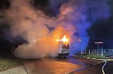 Supraśl. Pożar busa na ul. Białostockiej. Auto spłonęło doszczętnie. Kierowcy nie odnaleziono [ZDJĘCIA]