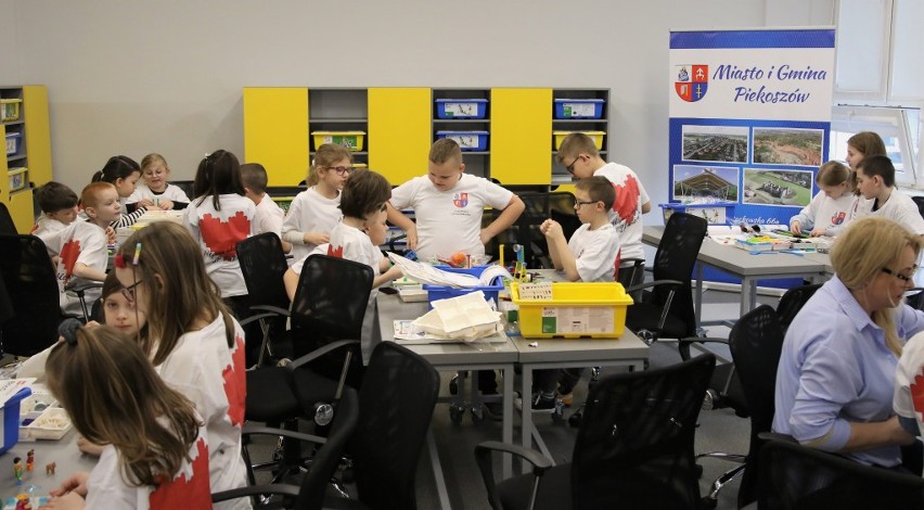 Aktywna edukacja w szkole w Piekoszowie. Uczniowie mają do dyspozycji nową pracownię wyposażoną między innymi w zestawy lego
