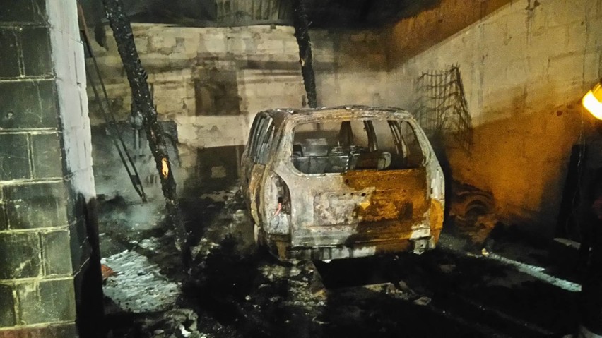 Pożar auta i przyczepy w garażu w miejscowości Wilczy Ług w...