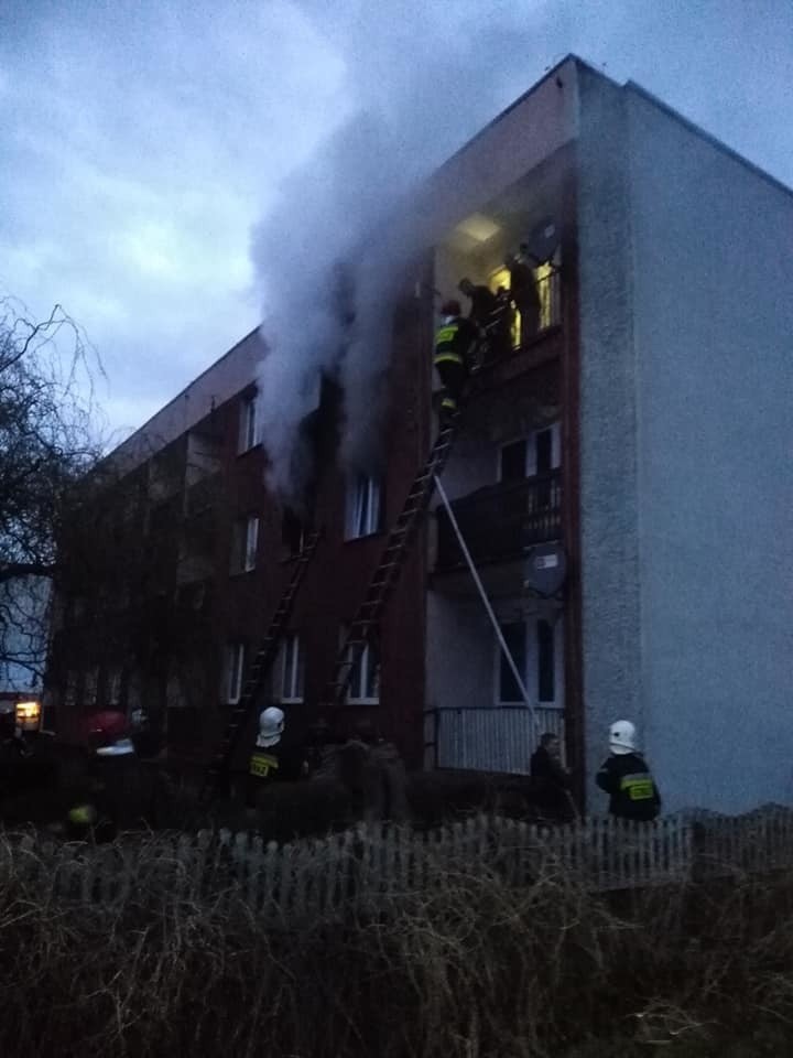 Pożar w bloku mieszkalnym w Kozłowicach.