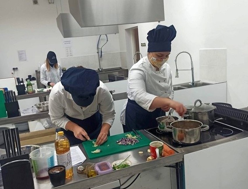 Uczniowie Zespołu Szkół im. Jana Pawła II w Kościelcu uczą się przygotowywać potrawy kuchni śródziemnomorskiej. Efekt smakowity [zdjęcia]