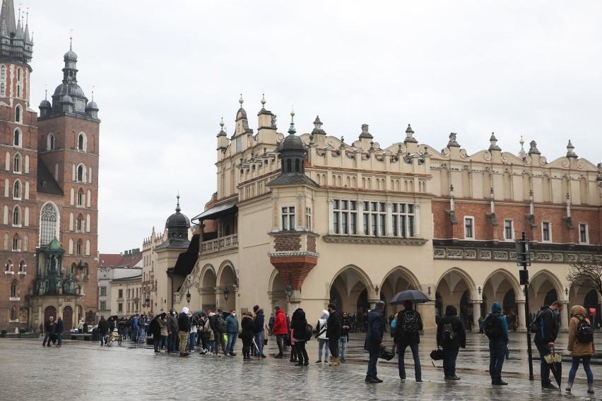 Kolejka do szczepień w trakcie majówki na krakowskim rynku