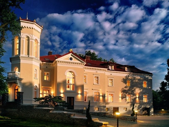 - Light Unite, czyli Zjednoczone Światło, tak nazwałem moje nowe zdjęcia - mówi Norbert Nieslony, fotografik z Pruskowa. Są to fotografie zabytków: pałaców i kościołów. Na zdjęciu pałac w Pawłowicach.