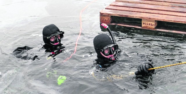 Żołnierze ćwiczą umiejętność nurkowania pod lodem i prowadzenie działań ratowniczych.