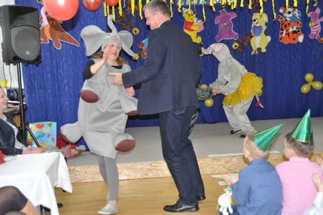 Wiceprezydent Skarżyska Krzysztof Myszka zatańczył w przedszkolu popularnego twista.