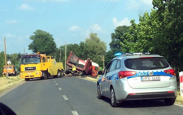 Do zdarzenia doszło we wtorek, 5 czerwca, w Droszkowie. Droga została zablokowana.  Ciężarówka przewożąca sypki materiał wypadła z drogi. Część pojazdu wpadła do rowu, a część zablokowała przejazd. Kierowcy nic się nie stało.Pomoc drogowa, która przyjechała na miejsce zdarzenia, nie dała rady wyciągnąć ciężarówki z pobocza. Na miejsce wezwano więc drugą pomoc drogową.Zobacz też: Wypadek ciężarówki z drewnem koło Świdnicy pod Zieloną Górą