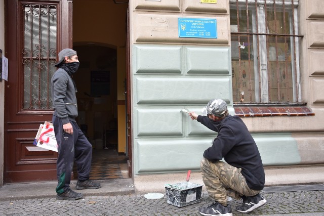 W sobotę (24.10) wczesnym popołudniem napis zniknął z elewacji kamienicy. Rozprawili się z nim wysłani na miejsce pracownicy jednej z firm, wyposażeni w zieloną farbę.