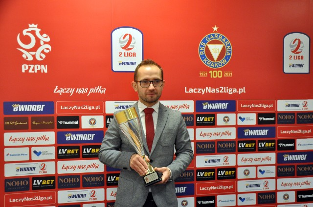 Paweł Gołpyś za trofeum za drugie miejsce wśród spikerów II ligi w sezonie 2020/2021
