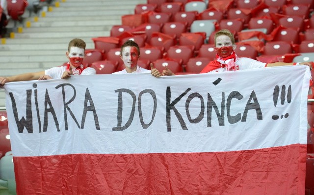 Polscy kibice wierzą w biało-czerwonych. O 20.45 reprezentacja Polski powalczy z Czarnogórą. Jeżeli przegra, może definitywnie zapomnieć o awansie na przyszłoroczny mundial.