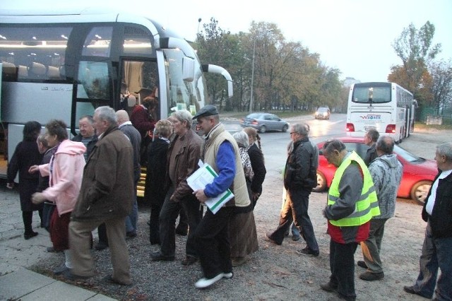 Grupa Kielczan szykujących się do wyjazdu na manifestację.