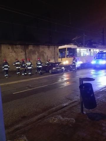 Szczecin: Utrudnienia na Kolumba. Auto zderzyło się z tramwajem