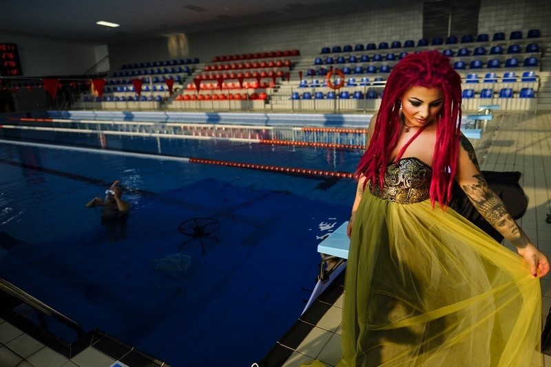 Podwodna sesja mody alternatywnej w basenie w Toruniu. Zdjęcia tylko u nas!