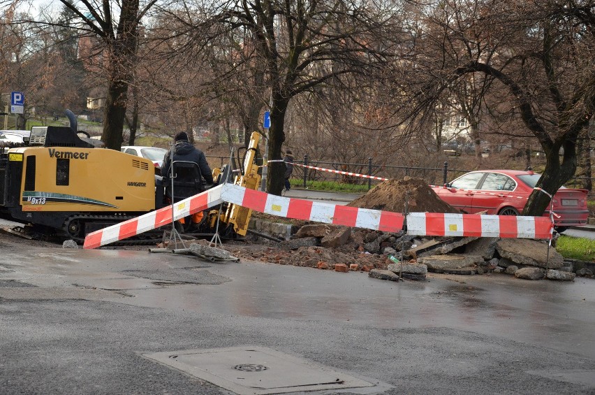 Wrocław: Wykopki pod Hiltonem. Utrudnienia dla pieszych (ZDJĘCIA)