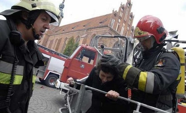Ćwiczenia strażaków przy Zamku Książąt Pomorskich w Słupsku