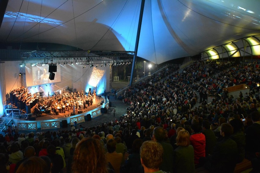 Koncert Muzyki Filmowej w Żywcu. Pianista oświadczył się koncertmistrz orkiestry [ZDJĘCIA]