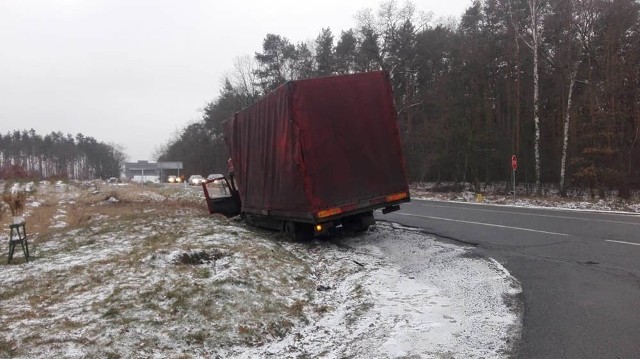 Do zdarzenia doszło w środę, 23 stycznia, na starej „trójce” koło Nowej Soli. Kierowca ciężarówki nie zauważył skręcającej osobówki i żeby uniknąć zderzenia zjechał z drogi. Oderwana przyczepa wpadła do lasu.Do niebezpiecznego zdarzenia doszło po godz. 14.00 na starej „trójce”. Kierujący samochodem osobowym jechał w kierunku Nowej Soli. Za nim jechała ciężarówka z przyczepą. - Kierujący samochodem osobowym zwolnił, bo skręcał. Nie zauważył tego kierujący samochodem ciężarowym – mówi st. asp. Justyna Sęczkowska, rzeczniczka nowosolskiej policji. Kierujący ciężarówką gwałtownie zahamował i odbił, żeby uniknąć uderzenia w samochód osobowym. Pojazd wypadł z drogi. Wtedy od ciężarówki oderwała się przyczepa, która uderzyła w drzewa.Mimo groźnie wyglądającego zdarzenia, nikomu nic się nie stało. Nie doszło też do zderzenia z samochodem osobowym. Kierowca ciężarówki został ukarany mandatem oraz punktami karnymi.Zobacz również: Dramatyczny wypadek na drodze krajowej nr 27POLECAMY RÓWNIEŻ PAŃSTWA UWADZE:O tej akcji CBŚP w mieście było głośno. O co chodziło?