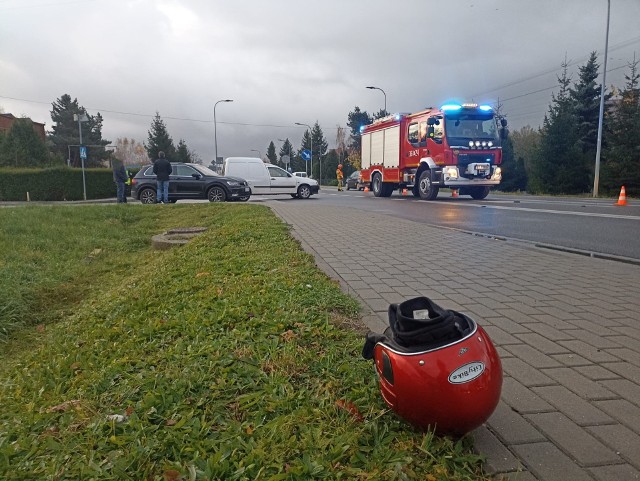 W wypadku na skrzyżowaniu dróg w Łęgu Tarnowskim ranny został kierowca skutera. W zdarzeniu uczestniczyły też dwa samochody osobowe