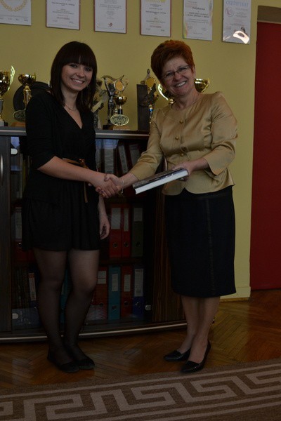 Ucieszona Kamila Molik dyplom i nagrodę odebrała z rąk dyrektor szkoły, Ewy Osińskiej