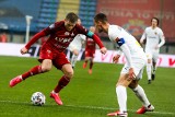 Korona Kielce przegrała w Krakowie z Wisłą 0:2. Znowu zawodziła skuteczność. W tym roku żółto-czerwoni jeszcze nie zdobyli bramki [ZDJĘCIA]