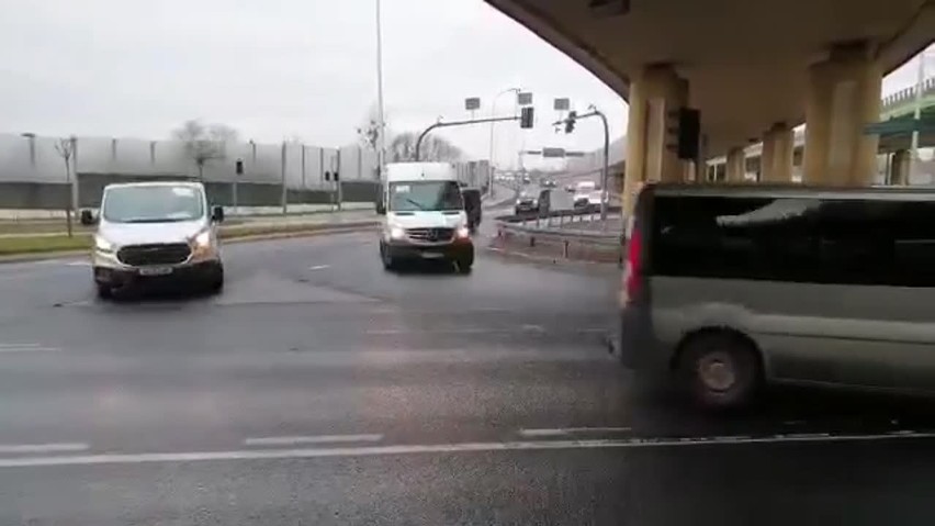Koronawirus. Podlaska policja eskortuje konwój samochodów z krajów nadbałtyckich do granicy z Litwą (zdjęcia, wideo)