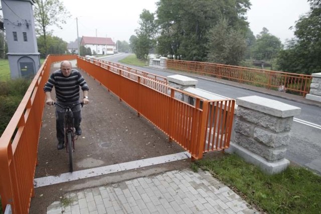 Dla pieszych i rowerzystów stworzono specjalną strefę ruchu pomiędzy zabudowaniami. Dzięki temu nie muszą oni chodzić i jeździć po ruchliwej jezdni.