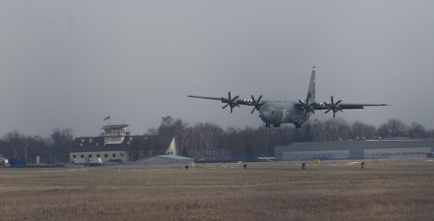 Żołnierze amerykańscy lądują na lotnisku Rzeszów - Jasionka [ZDJĘCIA]