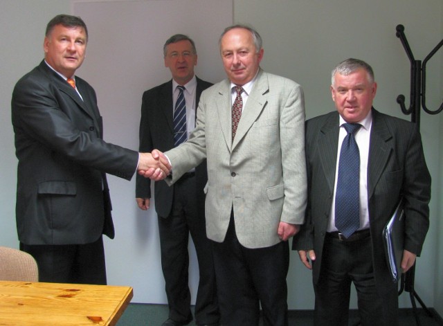 Starosta Wiesław Siembida ściska rękę Jacka Herneta po podpisanym akcie notarialnym.