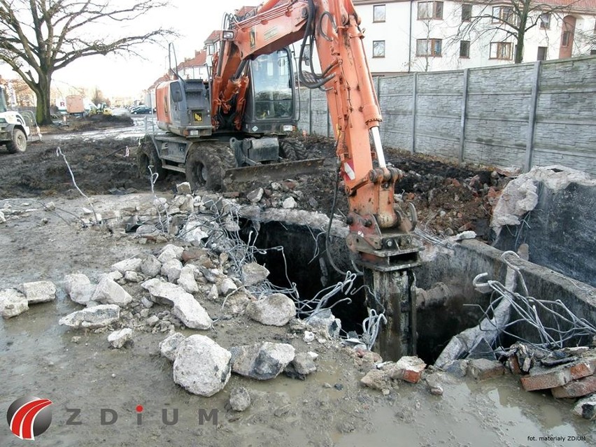 Trwają prace przy wyburzaniu schronu na ulicy gen. Maczka