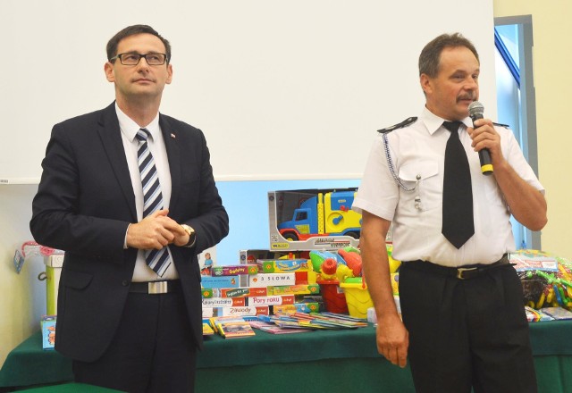 ARiMR zmienia swoje oblicze. Prezes Daniel Obajtek (z lewej) przekazał torby ratunkowe przedstawicielom OSP, a dzieciom w przedszkolach podarował zestawy zabawek.