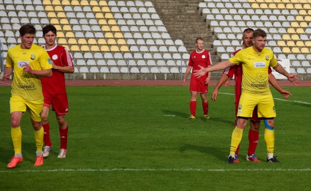 Piłkarze Enea Energii Kozienice (w żółtych koszulkach) pokonali Zawiszę Sienno. Z lewej Hubert Śliwinski, strzelec bramki, a z prawej Roman Skowroński, autor dwóch trafień w niedzielnym spotkaniu.