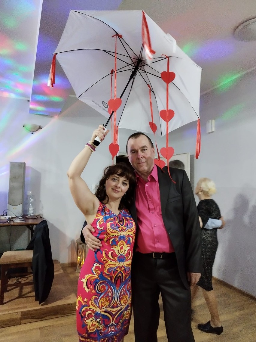 Walentynkowa impreza seniorów z gminy Wejherowo. Zobaczcie, jak bawili się na karnawałowym balu. ZDJĘCIA, WIDEO