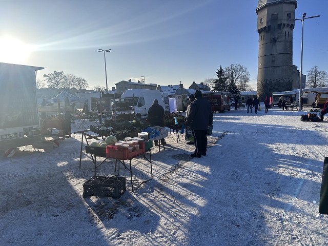 Zima na targu w Żarach. W piątek 19 stycznia wyszło tutaj piękne słońce