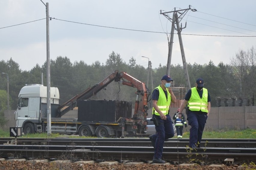 Dźwig zerwał trakcję kolejową na przejeździe w Suchedniowie. Zamknięta droga i linia kolejowa. Będą ogromne kłopoty 