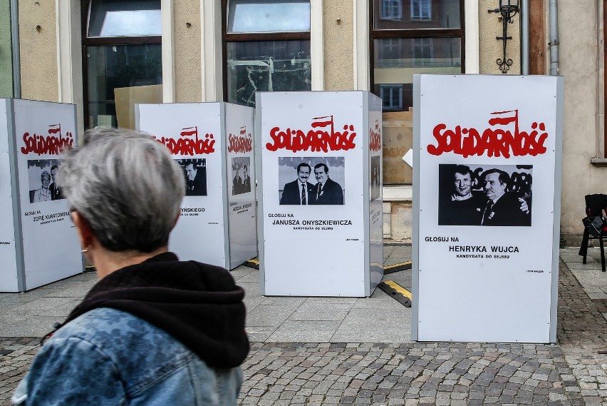 Święto Wolności i Solidarności w Gdańsku. Wystawa "Drużyna Lecha" na ul. Długiej. Kolekcja plakatów wyborczych 