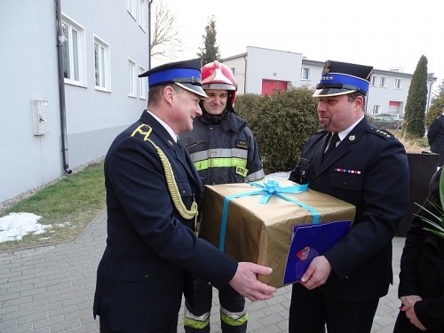 Koledzy na koniec służby przygotowali dla odchodzącego  na emeryturę Jarosława Kulika (z lewej) niespodziankę.