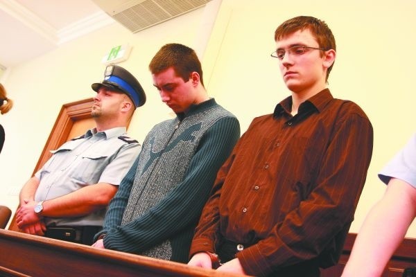 Błażej Dembowski i Martin Patryk Małyszko (w okularach) słuchali wyroku ze spuszczonymi głowami. Za brutalny rozbój groziło im nawet 15 lat więzienia. Prokurator domagał się dla nich po siedem lat. Dostali o połowę mniej.