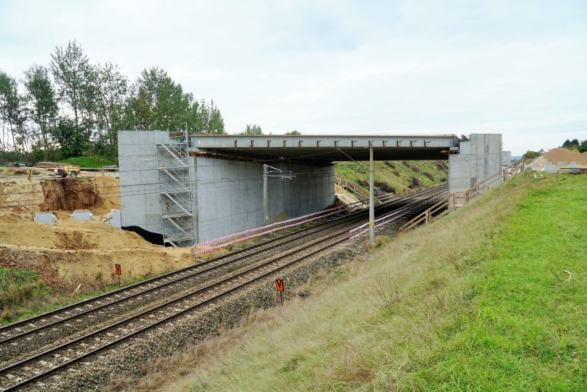 Rail Baltica w Podlaskiem. Nad torami w Uhowie ułożono już konstrukcję wiaduktu. Będzie miał 130 m długości i ponad 25 szerokości (zdjęcia)