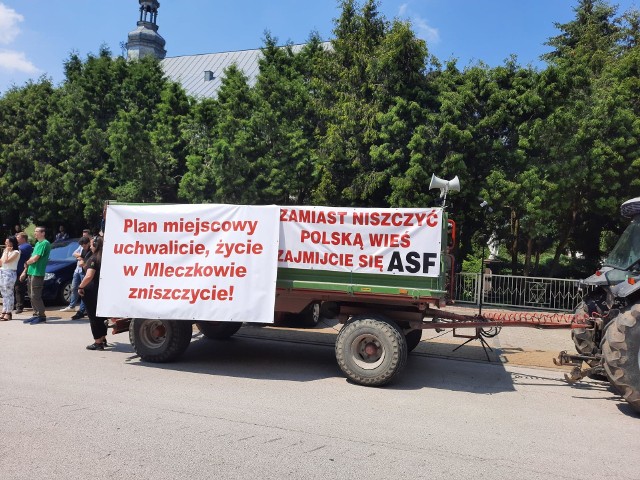 Rolnicy z podradomskiej gminy Zakrzew przywieźli ze sobą transparenty, ich treść dotyczyła planów miejscowej władzy.