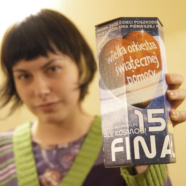 Tylko do takiej puszki, którą pokazuje Aneta Majewska, wolontariusze WOŚP mogą zbierać pieniądze.
