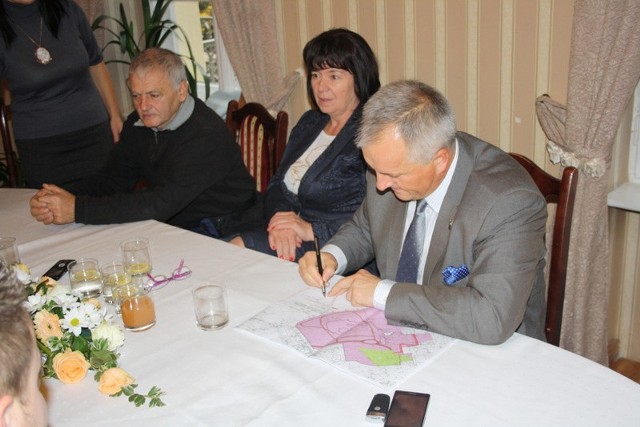 Dla powiatu to ważny podpis starosty Jarosława Tadycha, gdyż kasę starostwa zasiliła kwota 1,2 mln zł, co w obecnej kondycji budżetu jest bardzo ważne. Temat na szczęście już się skończył