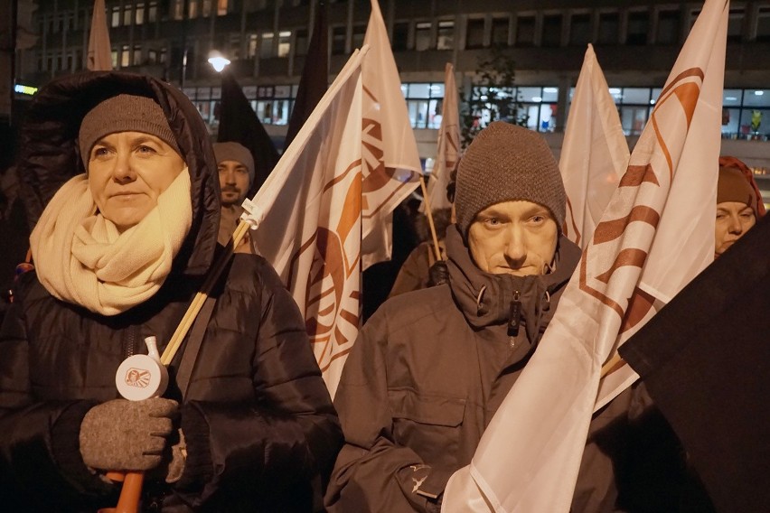 Mroczny protest w Łodzi. Przeciwnicy likwidacji gimnazjów byli głośno, ale rządu by nie wystraszyli