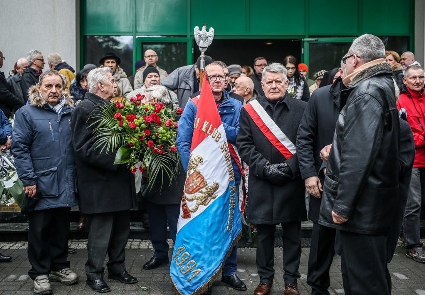 Henrykowi Życie w ostatniej drodze towarzyszyli rodzina oraz...