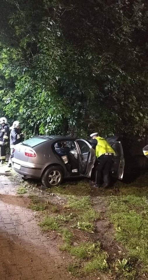 Wypadek w Racławicach. Nieprzytomnego kierowcę strażacy przekazali zespołowi kartki