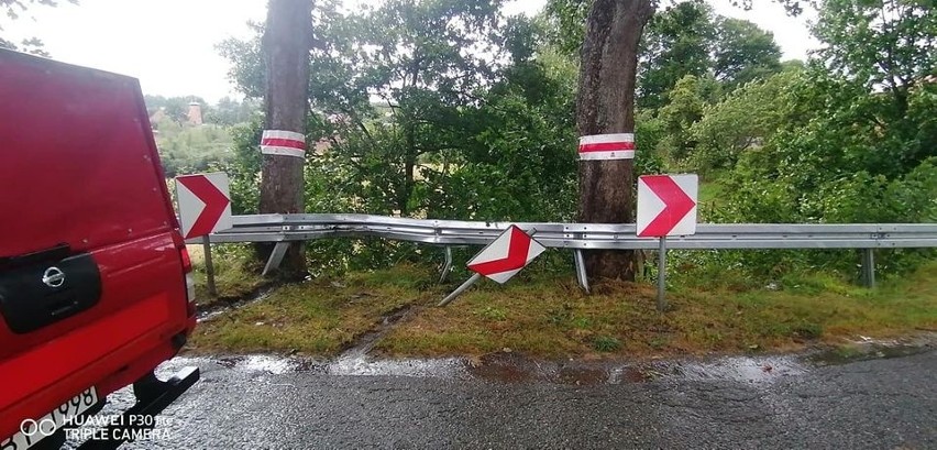 Zderzenie ciężarówek i dostawczak uderzył w barierki (zdjęcia)