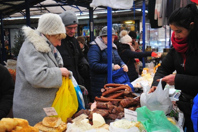 Wiemy, kiedy Polacy zrobią największe zakupy spożywcze przed świętami. 33% ankietowanych dokona ich na tydzień przed Bożym Narodzeniem. Z kolei 22% respondentów zamierza kupować na kilka dni przed świętami.