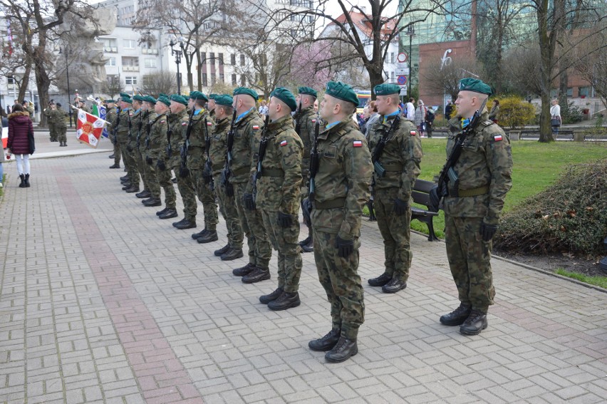 Uczestnicy uroczystości w Opolu wspominali ofiary katastrofy...