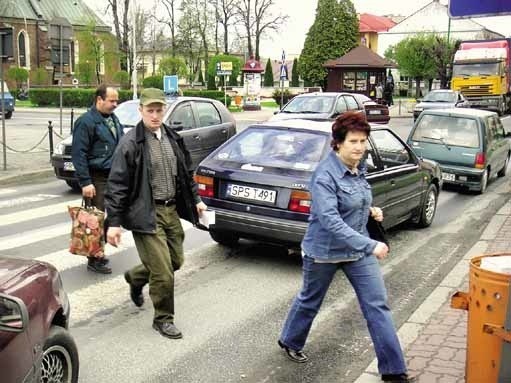 Korki na biegnącej przez centrum miasta drodze E- 40, powodują, że w Ropczycach prawie wszyscy chcą obwodnicy. Brakuje zgody, którędy nowa droga powinna przebiegać.