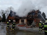 W Pile Młyn palił się dom letniskowy, na miejscu pracowali strażacy z Tucholi [zdjęcia]