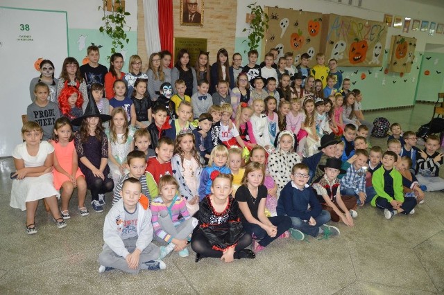 Wspólne zdjęcie uczniów Szkoły Podstawowej w Krynkach, zrobione tuż po spotkaniu z dziennikarzem Echa Dnia.