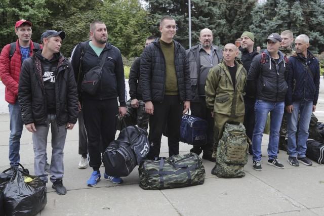 Rekruci z Wołgogradu szykują się do wyjazdu na front. Nie mają nawet mundurów